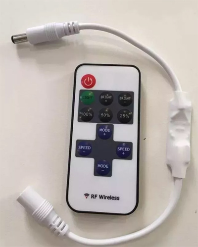 
Controle remoto branco e preto com 11 botões para fita LED. Acompanha um cabo receptor RF com conectores P4 (macho e fêmea) nas pontas. O controle possui botões de liga/desliga, ajuste de brilho, velocidade e modos de piscar. Ideal para automação de iluminação simples.