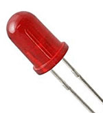 
A imagem mostra um LED vermelho clássico. Ele possui um bulbo de plástico transparente e arredondado na cor vermelha, que protege o componente interno. Na base, saem dois fios metálicos prateados e retos, chamados de terminais, usados para conectar o LED a um circuito elétrico.