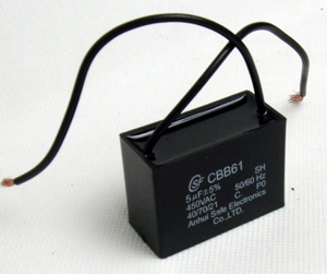 
A imagem mostra um pequeno componente eletrônico retangular preto, chamado capacitor de partida para ventiladores. Ele possui dois fios pretos saindo do topo. No corpo plástico, há inscrições brancas com especificações técnicas, como "CBB61", "5µF" e "450VAC". O fundo é branco e liso.