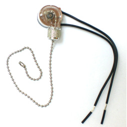 Interruptor de corrente (pull chain) para luminárias. Possui um corpo redondo pequeno com mecanismo interno visível, uma tampa de metal recartilhada de onde sai uma corrente de bolinhas metálicas e dois fios pretos para ligação elétrica. Fundo branco.