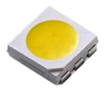 imagem mostra um LED de montagem em superfície (SMD), que é uma pequena fonte de luz eletrônica. É um componente quadrado e plano, com cerca de 2 a 5 milímetros de lado. A maior parte da superfície superior é coberta por uma cúpula amarela/laranja opaca, que é o material de fósforo que converte a luz azul do chip interno em luz branca (ou outra cor).