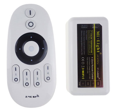 
A imagem mostra um kit de controle de iluminação Mi-Light. À esquerda, um controle remoto oval branco com botões circulares e numéricos. À direita, um receptor retangular com fiação. O sistema usa radiofrequência (2.4GHz) para ajustar o brilho e a cor de fitas de LED em até 4 zonas.