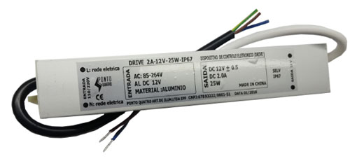 A imagem mostra uma fonte de alimentação eletrônica (DRIVE), à prova d'água (IP67), com fios nas extremidades. Entrada (Preto/Branco): Aceita AC 85-254V (ou 110/220V), 25W. Saída (Cores): Fornece DC 12V ±0.5V a 2.0A, 25W. É um conversor de energia (AC para DC) para uso externo/iluminação.