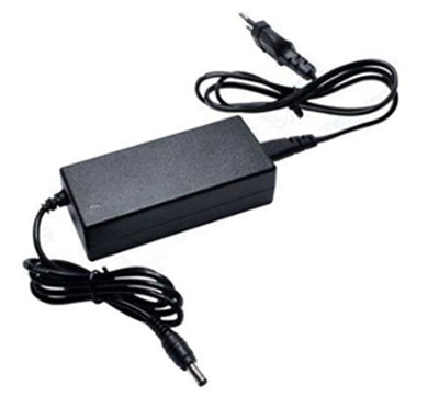  Uma fonte de alimentação (carregador) preta, retangular, com dois cabos pretos conectados. Um cabo tem um pino para tomada (AC) e o outro tem um conector cilíndrico (DC), comum em laptops ou eletrônicos.