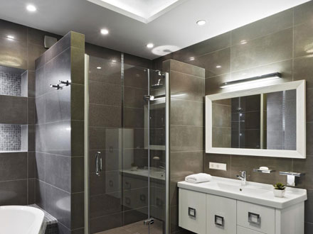 banheiro com box espelho com moldura branca e pia branca com granito amadeirado