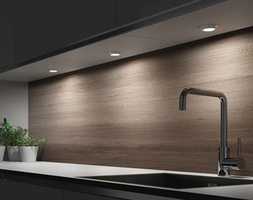 pia com torneira com 3 spots em cima com o fundo amadeirado