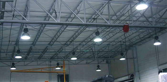 Teto de galpão grande com luminárias cúpula em LED