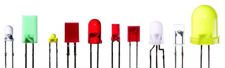 
A imagem mostra dez LEDs de diferentes tipos e cores, alinhados lado a lado sobre um fundo branco. Eles possuem formatos variados: redondos, quadrados e retangulares. As cores incluem tons de vermelho, verde, amarelo e branco fosco, evidenciando a diversidade de componentes eletrônicos.