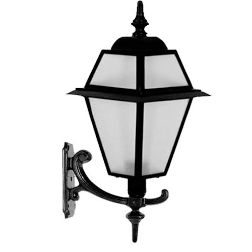 Esta é uma arandela colonial clássica de parede. Possui um suporte de metal preto com detalhes em curvas (arabescos) que sustenta uma lanterna em formato de sextavado. A estrutura é preta com vidros leitosos brancos e pontas ornamentais em cima e embaixo. Estilo elegante e antigo.