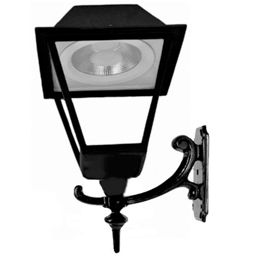 
Uma luminária de parede (arandela) estilo clássico em metal preto. Possui um braço decorativo com curvas que sustenta uma lanterna de formato trapezoidal. No topo, há um módulo de LED circular e moderno que direciona a luz para baixo. Design que une o rústico ao tecnológico.