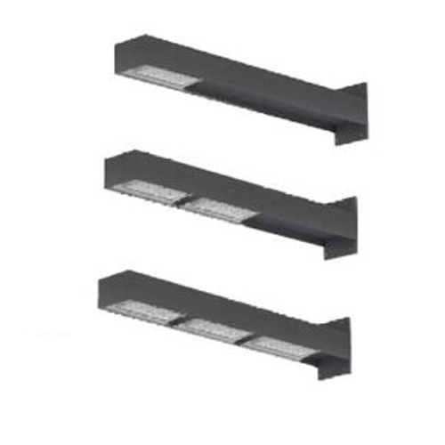 
Esta imagem mostra três variações da arandela "Girafa". São luminárias pretas e retangulares que se projetam da parede horizontalmente. A primeira tem um módulo de LED na ponta; a segunda tem dois módulos; e a terceira possui três módulos alinhados, aumentando a área de iluminação.