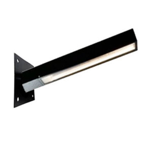 
Esta é uma arandela de parede moderna e minimalista, chamada "Girafa". Possui uma base quadrada preta fixada na parede, de onde sai um longo braço retangular inclinado para cima. Na parte inferior desse braço, há uma fita de LED que projeta uma luz suave e linear para baixo.