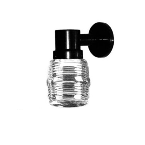 Esta imagem apresenta a arandela externa "Timoneiro". É uma luminária preta com base circular de parede e um braço curto que sustenta um globo de vidro transparente e canelado, voltado para baixo. O design é clássico, lembrando lanternas náuticas, ideal para jardins e áreas externas.