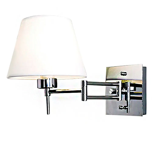 Uma arandela de parede moderna e cromada. À esquerda, uma cúpula de tecido branco em formato de cone esconde a lâmpada. Ela é sustentada por um braço articulado de metal brilhante, que permite ajustar a distância, conectado a uma base quadrada fixada na parede. Estilo clean e funcional.