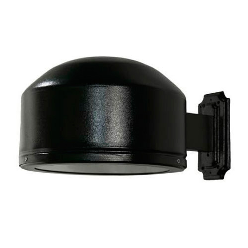 
Esta arandela preta de parede tem um design robusto e minimalista. Ela possui uma base retangular vertical e um braço curto que sustenta uma cúpula metálica em formato de meia esfera. A luz é direcionada para baixo através de uma base plana, ideal para iluminação focal externa.