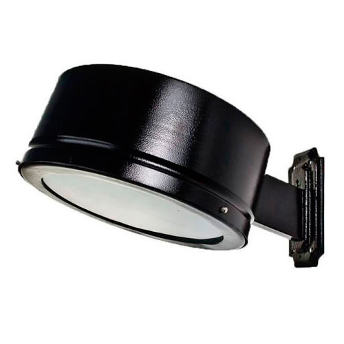 
Esta arandela preta de parede tem um design industrial e funcional. Ela possui uma base retangular vertical e um braço curto que sustenta um corpo cilíndrico metálico largo e baixo. A luz é direcionada para baixo através de um vidro circular plano e opaco, ideal para áreas externas.
