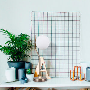 Luminária de Mesa Abajur Moderna Haste com Globo de Vidro Caseres