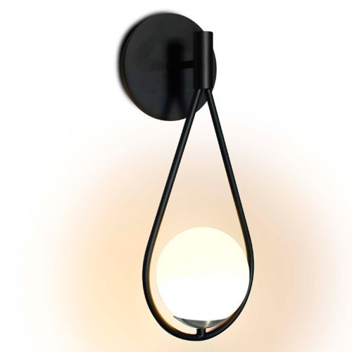 
Esta arandela preta tem uma base circular na parede de onde sai uma haste em formato de gota ou lágrima. Dentro dessa curva, na parte inferior, repousa um globo de vidro branco iluminado. O design é fluido, elegante e moderno, unindo formas geométricas suaves.