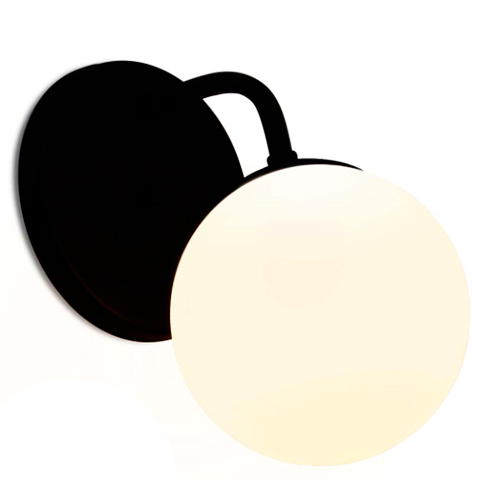 
Esta arandela possui uma base circular preta rente à parede. Um braço curto e curvado conecta a base a um grande globo de vidro branco fosco. A luminária tem um estilo clássico e minimalista, lembrando uma esfera iluminada que emerge suavemente da parede para clarear o ambiente.