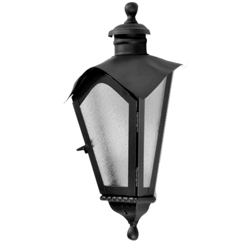 
Esta é uma luminária de parede em estilo colonial clássico, na cor preta. Possui formato de lanterna antiga com corpo afunilado, vidros foscos e detalhes pontiagudos no topo e na base. É uma peça elegante, com design vintage, ideal para iluminação externa de fachadas e muros.
