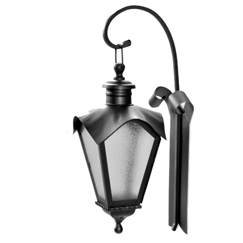 Esta arandela clássica de metal preto tem um suporte curvado em "S" preso à parede. O lampião, suspenso por um pequeno gancho, possui formato de trapézio invertido com vidros foscos e um chapéu ondulado no topo. O estilo é colonial e elegante, ideal para áreas externas.