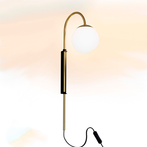 
Esta arandela dourada possui uma haste vertical longa e fina presa à parede. A parte superior curva-se suavemente para baixo, como um cajado, sustentando um globo de vidro branco fosco. O design é sofisticado e minimalista, finalizado por um fio preto com interruptor na base.