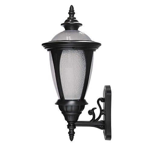 
Esta é uma arandela colonial preta para parede. Ela tem o formato de uma lanterna antiga, com um bojo de vidro fosco texturizado. O suporte decorado com curvas fica na parte de baixo, sustentando a luminária. O topo e a base são pontiagudos e trabalhados em metal preto fosco.