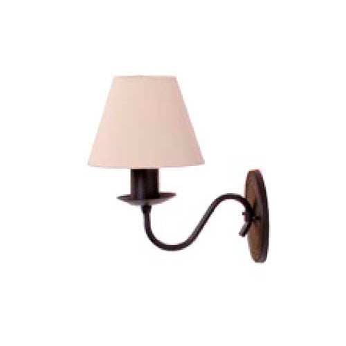 
Uma arandela clássica de parede. Possui uma base circular metálica escura de onde sai um braço em formato de "S" suave. Na ponta, há um bocal que sustenta uma cúpula de tecido bege em formato de cone truncado. O design é elegante, rústico e minimalista.