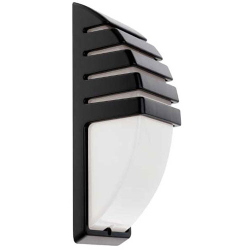 Esta arandela preta tem design moderno e robusto para áreas externas. Possui uma base vertical reta e uma frente curvada, composta por frisos horizontais pretos no topo que lembram degraus. A parte inferior tem um grande difusor de vidro fosco branco que emite luz ampla e suave.