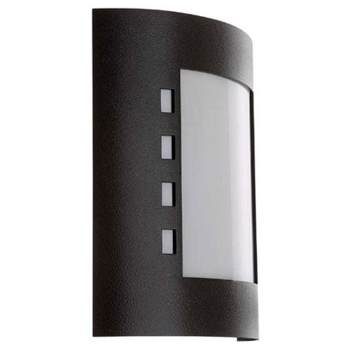 
Esta arandela preta tem design moderno e curvado. Sua face frontal metálica possui uma grande janela retangular central e quatro pequenos quadrados alinhados à esquerda, todos com difusores de vidro fosco branco. A luz é emitida de forma suave, criando um detalhe geométrico elegante na parede.