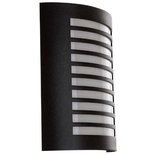 
Esta arandela preta tem design curvado e moderno. Sua face frontal metálica possui onze aberturas horizontais finas, sobrepostas a um difusor de vidro fosco branco. A luz é emitida de forma suave através desses frisos, criando um efeito de camadas iluminadas elegante e discreto.