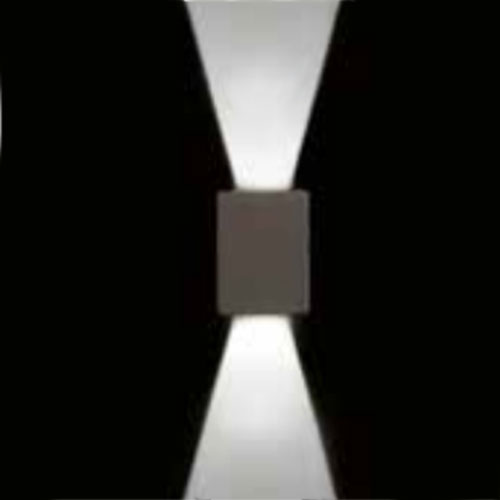 
Esta arandela externa, modelo Paris, é um bloco retangular preto e compacto. Ela possui facho duplo, com aberturas de vidro no topo e na base, permitindo que a luz seja projetada simultaneamente para cima e para baixo, criando um efeito decorativo moderno em muros e paredes.