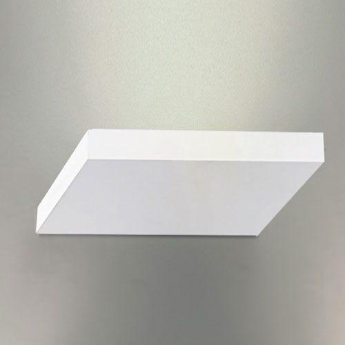 
Esta imagem mostra uma arandela de parede minimalista. É um bloco retangular branco, de linhas retas e foscas, fixado horizontalmente. A luz é projetada para cima contra a parede, criando um brilho suave e difuso em tons de cinza claro, sem lâmpadas aparentes.