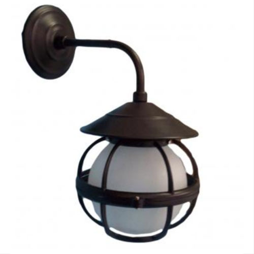 
Uma luminária de parede (arandela) em estilo náutico e rústico. Possui um braço de metal escuro em "L" invertido que sustenta um globo de vidro fosco branco. O globo é protegido por uma grade metálica arredondada, lembrando antigas lanternas de navio. Visual sóbrio e clássico.