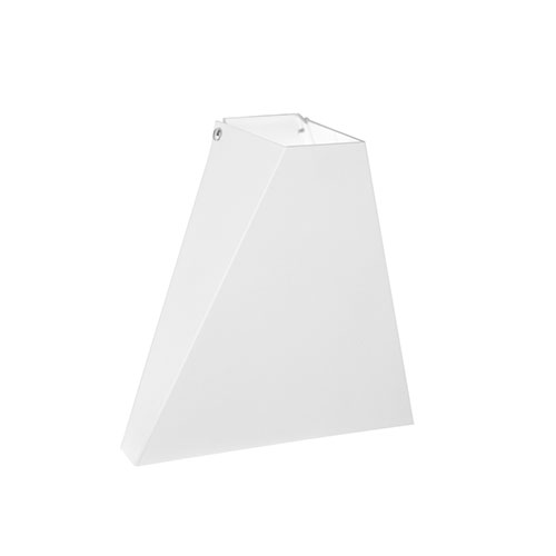 Esta é uma arandela de parede branca com design geométrico e minimalista. Ela possui um formato trapezoidal inclinado, lembrando uma pirâmide cortada. É feita de metal fosco, com aberturas superior e inferior para criar um efeito de iluminação direta e indireta na parede.