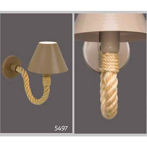 Arandela rústica de parede. Uma base redonda metálica fixa-se à parede, de onde sai um braço em formato de "U" revestido por uma corda de sisal grossa e clara. Na ponta, há uma cúpula cônica bege virada para cima, que abriga a lâmpada. O estilo é artesanal e acolhedor.