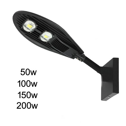 
Esta arandela externa preta tem formato de pétala ovalada. Ela possui dois módulos de LED circulares e potentes em sua face inferior. A luminária é sustentada por um braço curto conectado a uma base quadrada de parede. O texto na imagem indica potências de 50W a 200W.