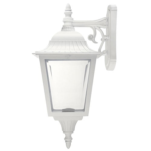 Esta arandela branca de estilo colonial possui um suporte ornamental preso ao topo da luminária. O corpo tem formato trapezoidal com janelas de vidro transparente. O acabamento apresenta detalhes canelados na cúpula e uma ponta decorativa na base.