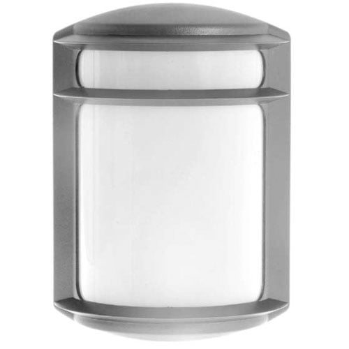 Esta arandela cinza tem design oval e moderno para áreas externas. Possui uma moldura metálica que envolve um grande difusor de vidro fosco branco. A estrutura tem linhas horizontais salientes no topo e na base, criando um visual robusto que protege a lâmpada e espalha a luz suavemente.