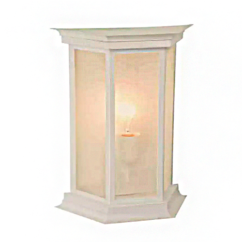 
Esta arandela branca tem formato de lanterna clássica triangular. Possui uma estrutura de polímero com topo e base decorados por molduras salientes. As laterais são fechadas por vidros transparentes que revelam a lâmpada em seu interior, proporcionando uma iluminação clara e ampla.