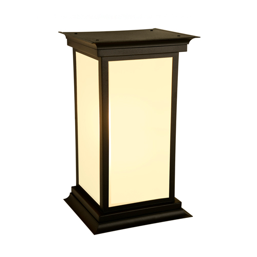 
Esta arandela preta tem design de lanterna retangular clássica. Possui uma estrutura metálica com base e topo em molduras salientes. As quatro faces laterais são de vidro fosco, que difundem uma luz suave e uniforme por todo o ambiente, ideal para fachadas elegantes e sóbrias.