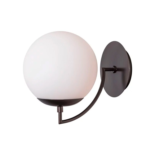 
Esta arandela possui uma base circular preta fixada à parede. Dela sai um braço metálico fino e curvado para cima, que sustenta um grande globo de vidro branco fosco. O design é minimalista, com o globo equilibrado de forma elegante sobre o suporte escuro.