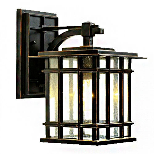 
Uma arandela de metal preto com detalhes em bronze e estilo rústico/lanterna. Possui formato retangular, paredes de vidro transparente protegidas por uma grade quadriculada e um braço curvo que a prende à base na parede. Uma luz amarela brilha suavemente em seu interior.