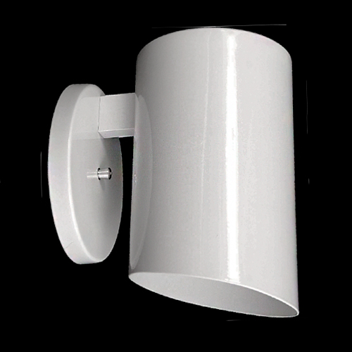 Esta arandela branca tem design minimalista. Possui base circular e braço curto que sustenta um corpo cilíndrico vertical. Diferente do modelo anterior, sua base é cortada em ângulo na parte inferior, criando uma abertura diagonal que direciona o facho de luz apenas para baixo.