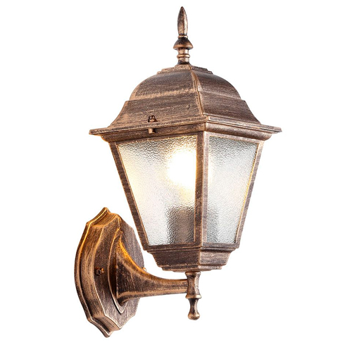 Arandela de parede estilo colonial em metal ouro envelhecido. Possui formato de lanterna clássica com quatro faces de vidro fosco, que suavizam a luz interna. O corpo tem detalhes rebuscados e uma ponta decorativa no topo e na base. Fixa-se à parede por um suporte trabalhado.