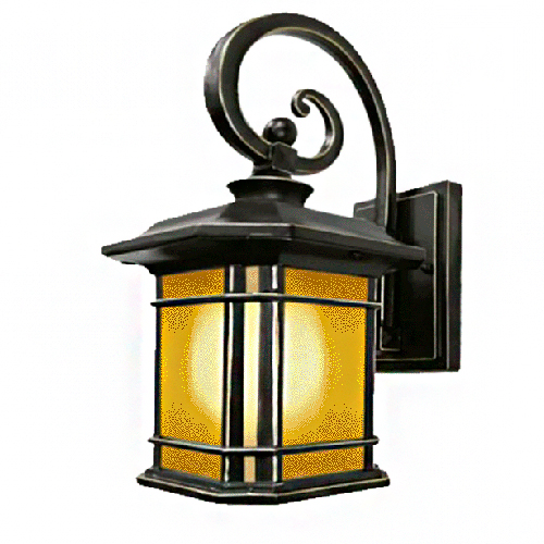 
Arandela de parede externa em estilo clássico e colonial. Possui suporte com voluta (curva em espiral) no topo e estrutura metálica preta. O corpo é um lampião retangular com vidros amarelados e translúcidos, protegidos por uma grade fina, emitindo uma luz quente e acolhedora.