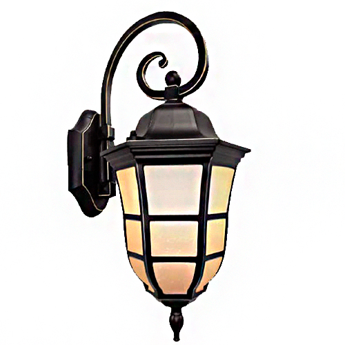 Arandela externa estilo clássico (lanterna). Possui suporte de parede preto com um arco decorativo em espiral no topo. O corpo é sextavado, feito de metal escuro com janelas de vidro fosco que emitem uma luz suave e amarelada. Finaliza com um detalhe pontiagudo na base.