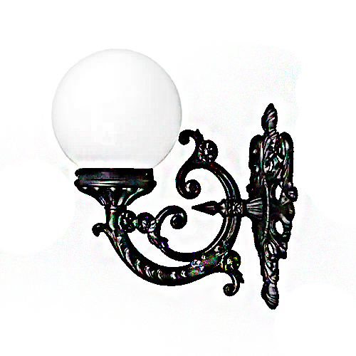 
Uma arandela de parede clássica e elegante. Possui uma base de metal preta com detalhes em arabescos e volutas ornamentadas. No topo do suporte curvo, há um globo de vidro branco fosco e redondo que difunde a luz. O estilo é colonial, ideal para iluminação externa de fachadas e jardins.