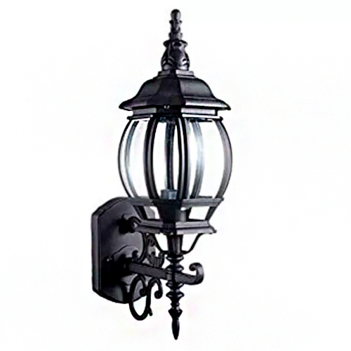 
Esta é uma arandela de parede clássica, estilo lanterna colonial. Possui estrutura de metal preto com detalhes ornamentados e curvas elegantes. O corpo central é uma redoma de vidro transparente arredondada, protegida por hastes metálicas verticais, com topo pontiagudo decorativo.