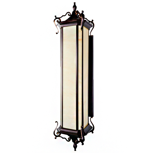 Esta arandela de parede clássica e alongada tem formato retangular vertical. Possui estrutura em metal escuro com detalhes em arabescos nas extremidades. O difusor é de vidro fosco em tom creme, que suaviza a luz. O estilo é colonial e sofisticado, ideal para fachadas externas.